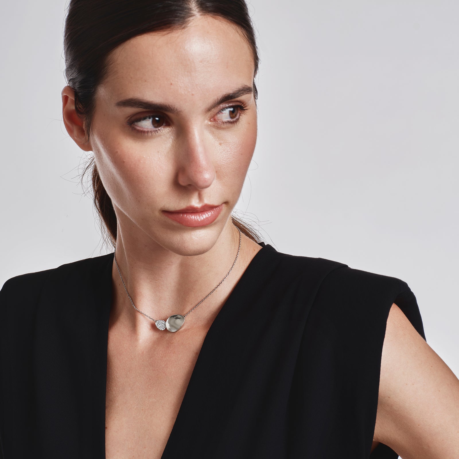 Collana Breil B Whisper Glow TJ4202 argentata indossata