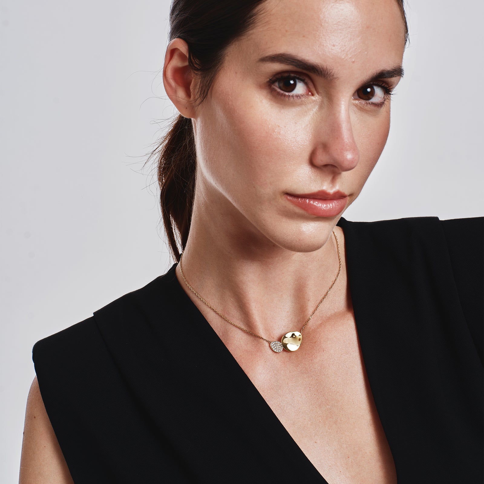 Collana Breil B Whisper Glow TJ4203 dorata indossata