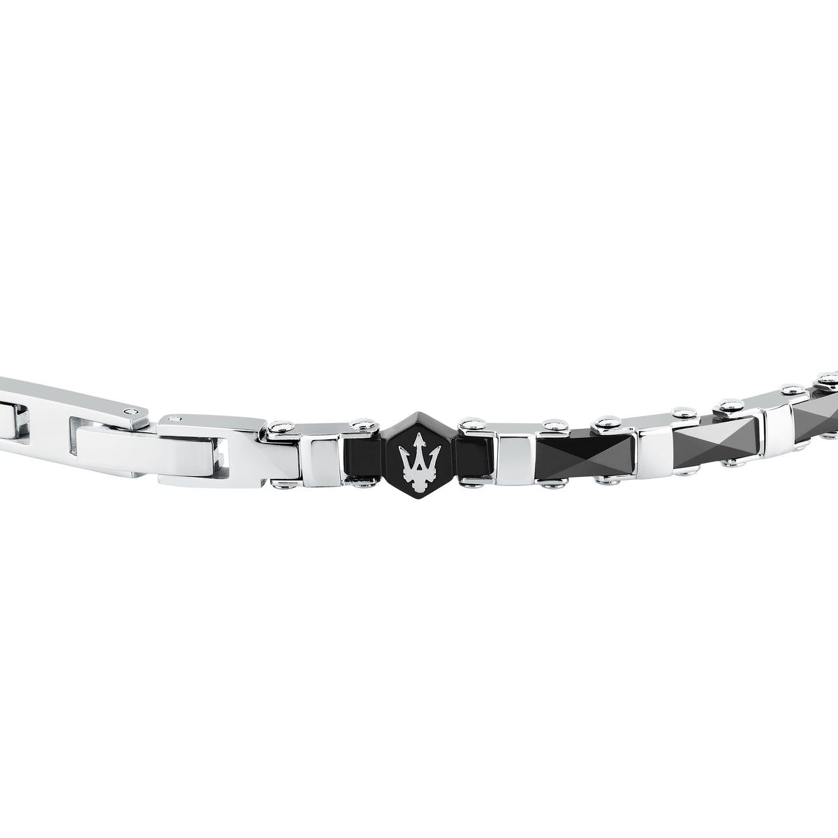Dettaglio bracciale Maserati JM226ATZ83 con inserti in ceramica nera e logo Tridente