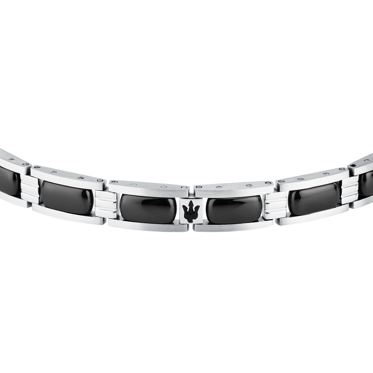 Bracciale Maserati JM426ATZ102: dettaglio della targhetta centrale con il Tridente e inserti neri