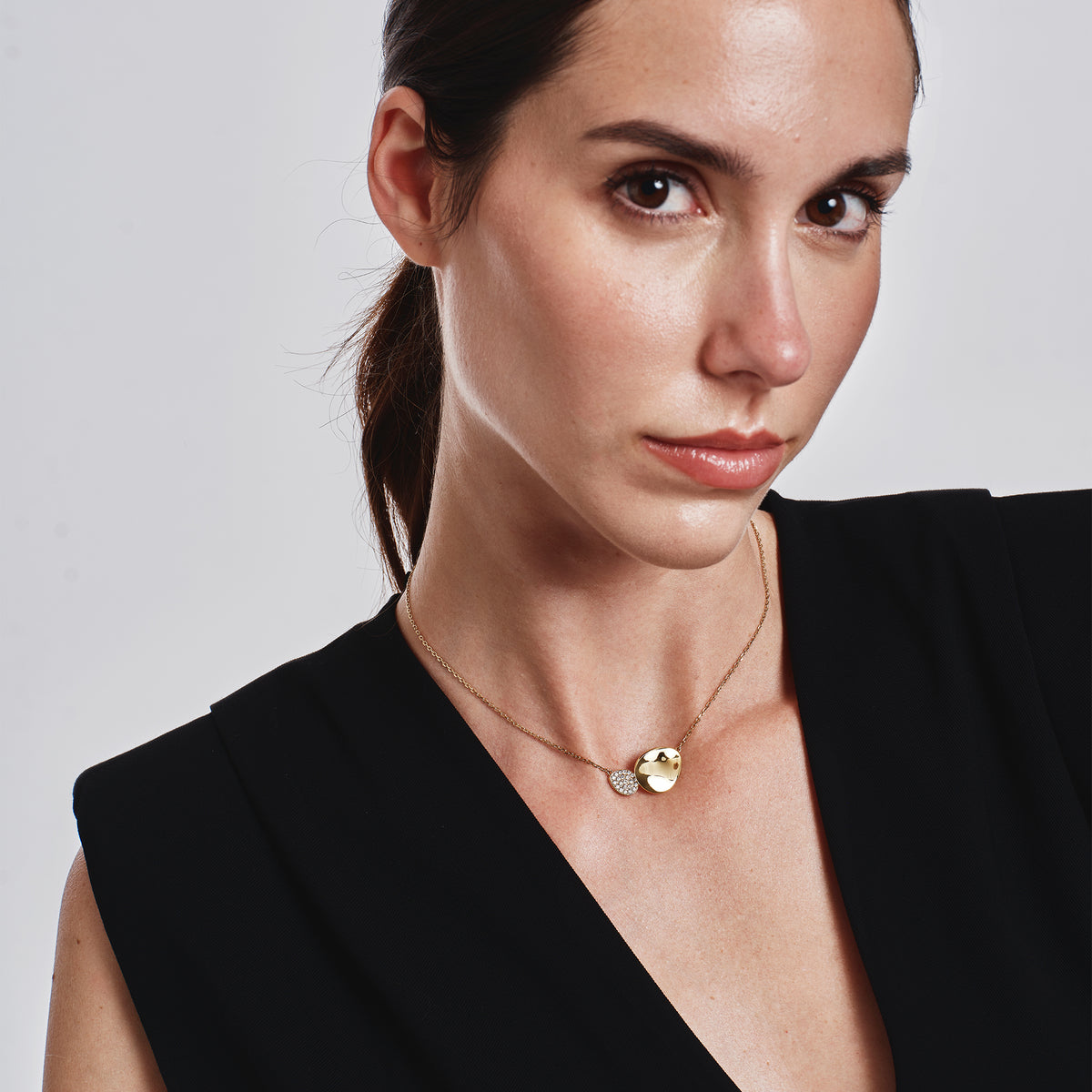 Collana Breil B Whisper Glow TJ4203 dorata indossata